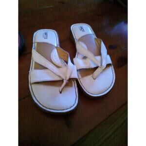 Born Leather Sandals Off-White Creamy Ivory 7M/W Cushiony Thong Flip Flop